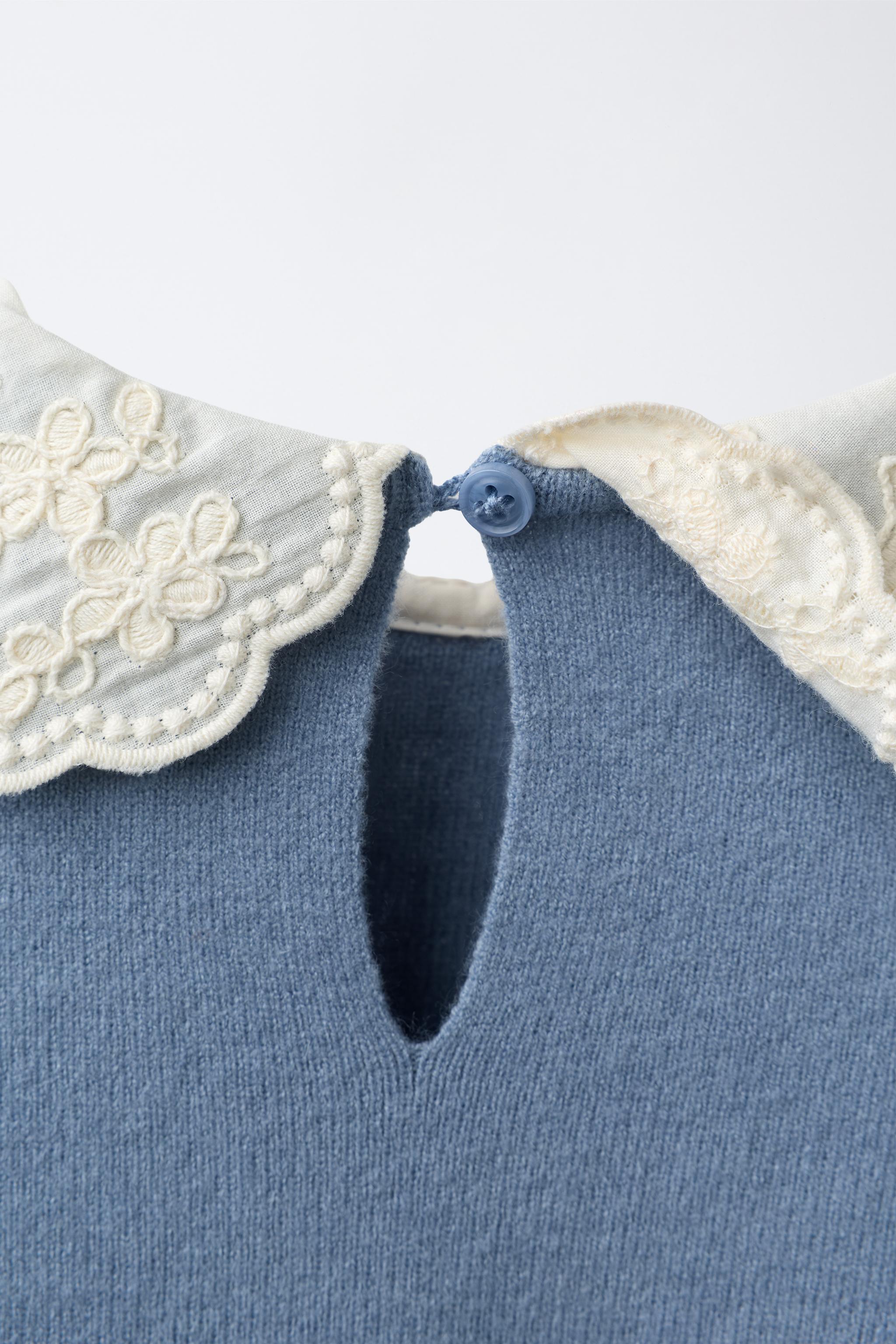 PULL EN MAILLE À COL BRODÉ